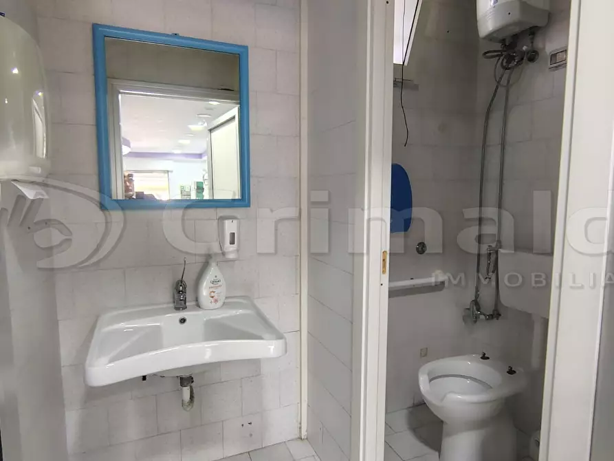 Immagine 4 di Locale commerciale in vendita  in Via Lago Patria 122 a Giugliano In Campania