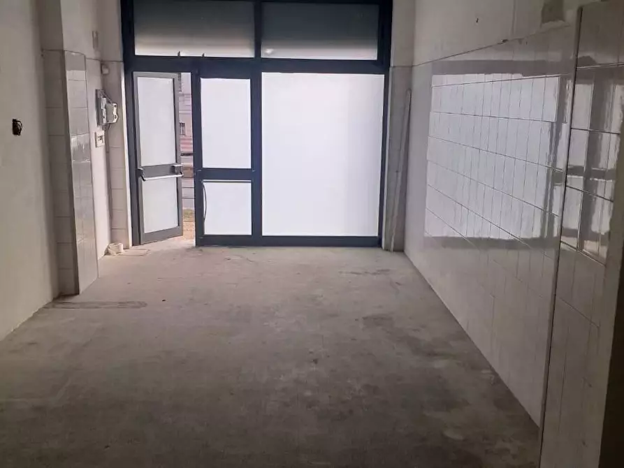 Immagine 13 di Locale commerciale in vendita  in Via Garibaldi 130 a Messina