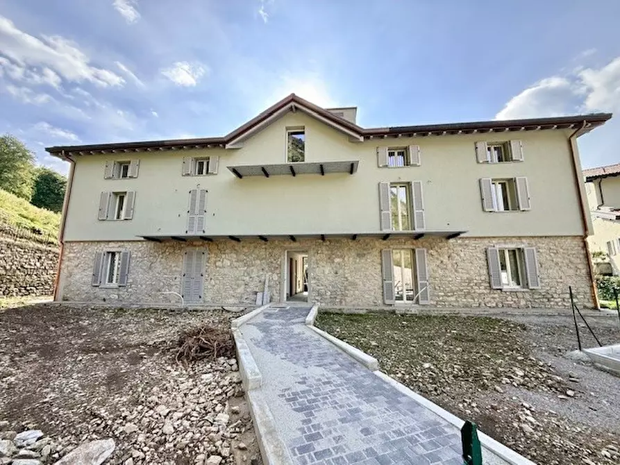 Immagine 2 di Mansarda in vendita  in Via Castello 27 a Canzo