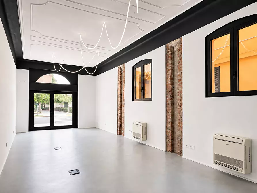 Immagine 1 di Showroom in vendita  in Via Giovanni Antonio Amadeo 85 a Milano