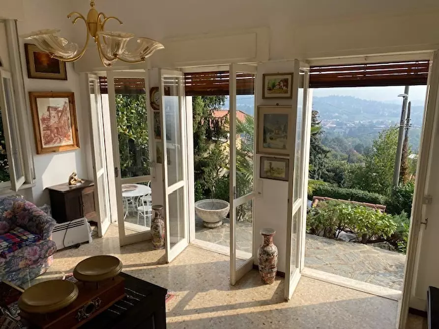 Immagine 1 di Villa in vendita  in Via dei Faggi a Erba