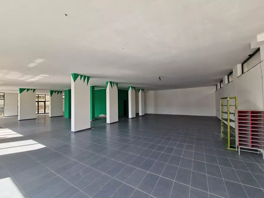 Immagine 11 di Locale commerciale in vendita  in Via Adolfo Celi 185 a Messina