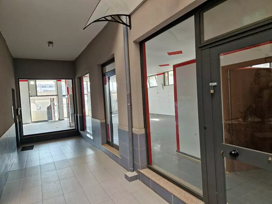 Immagine 6 di Locale commerciale in vendita  in Via Adolfo Celi 185 a Messina