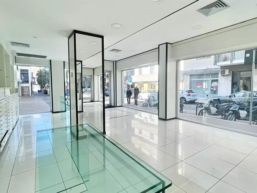 Immagine 15 di Locale commerciale in affitto  in Via M. Renato Imbriani 57 a Lecce