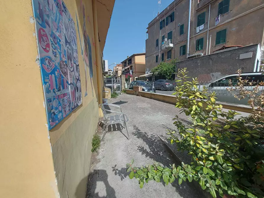 Immagine 10 di Locale commerciale in vendita  in Via Pietro Bembo 2 a Roma