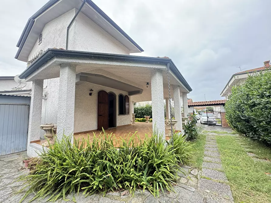 Immagine 31 di Casa indipendente in vendita  a Viareggio
