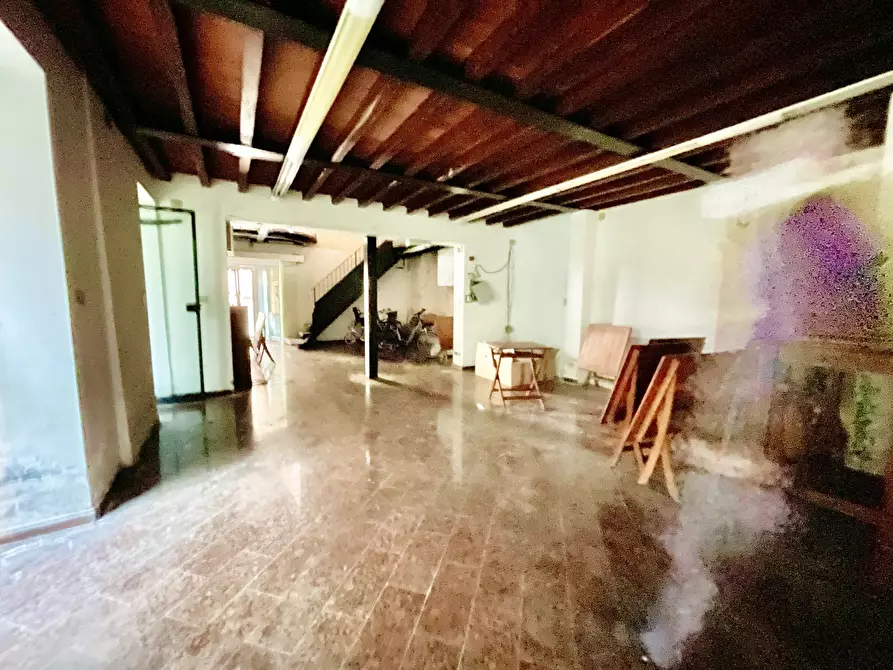 Immagine 2 di Locale commerciale in affitto  a Camaiore