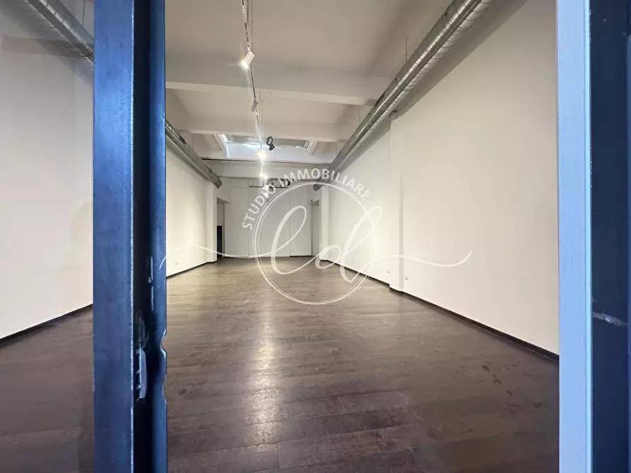 Immagine 1 di Capannone industriale in affitto  a Pietrasanta