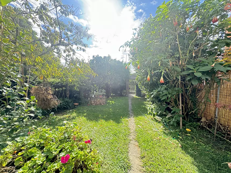 Immagine 4 di Porzione di casa in vendita  a Pietrasanta