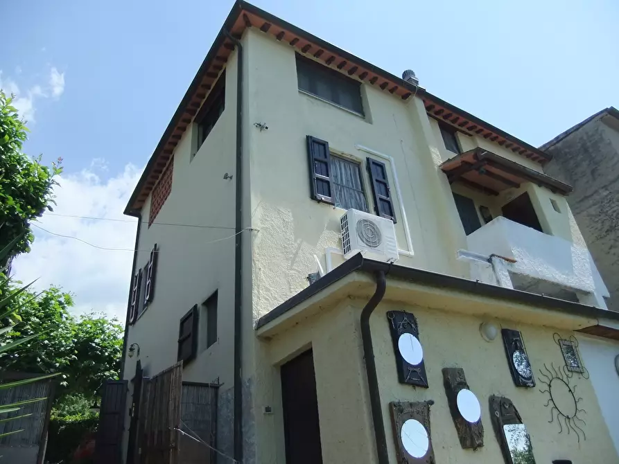 Immagine 4 di Porzione di casa in vendita  a Pietrasanta