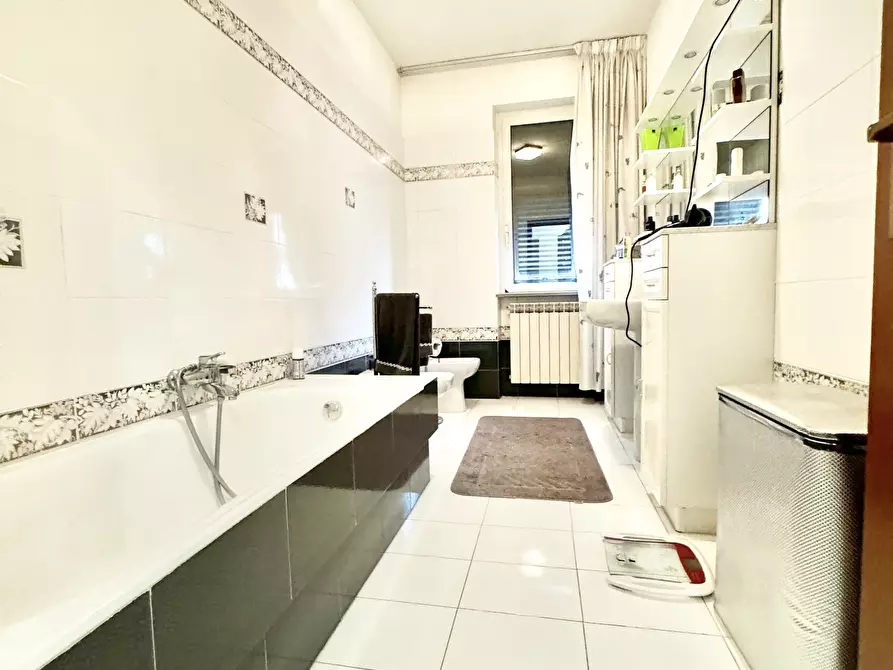 Immagine 26 di Porzione di casa in vendita  a Massa