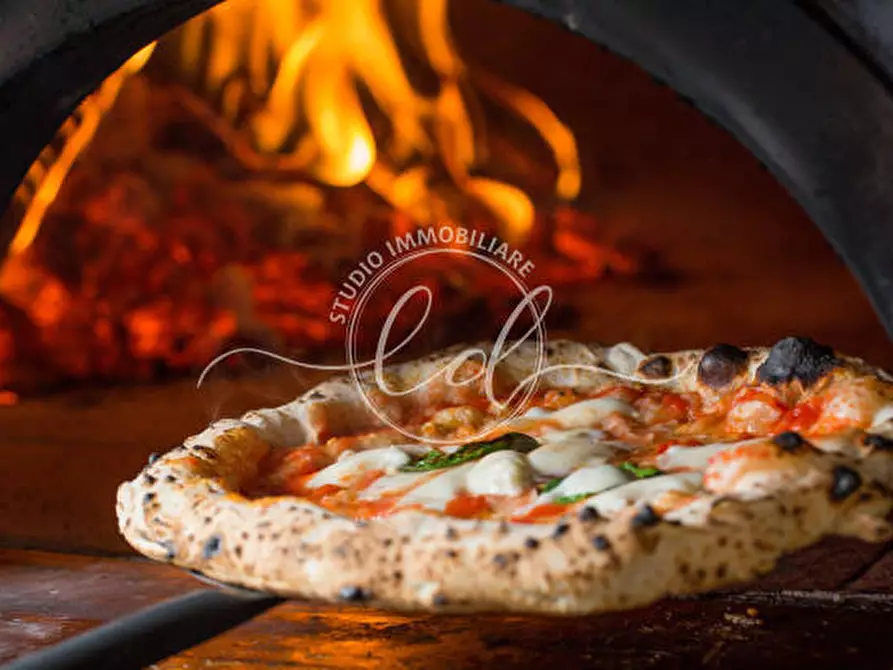 Immagine 1 di Locale commerciale in vendita  a Camaiore