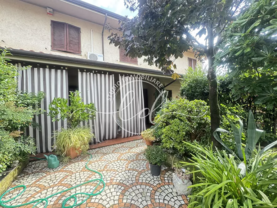 Immagine 50 di Villetta a schiera in vendita  a Seravezza