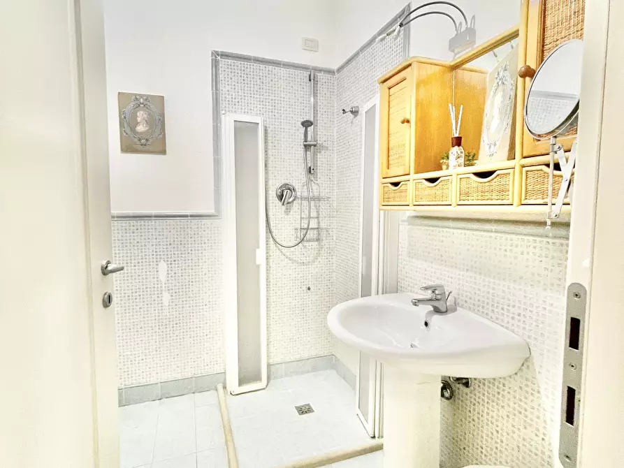 Immagine 13 di Trilocale in affitto  a Pietrasanta