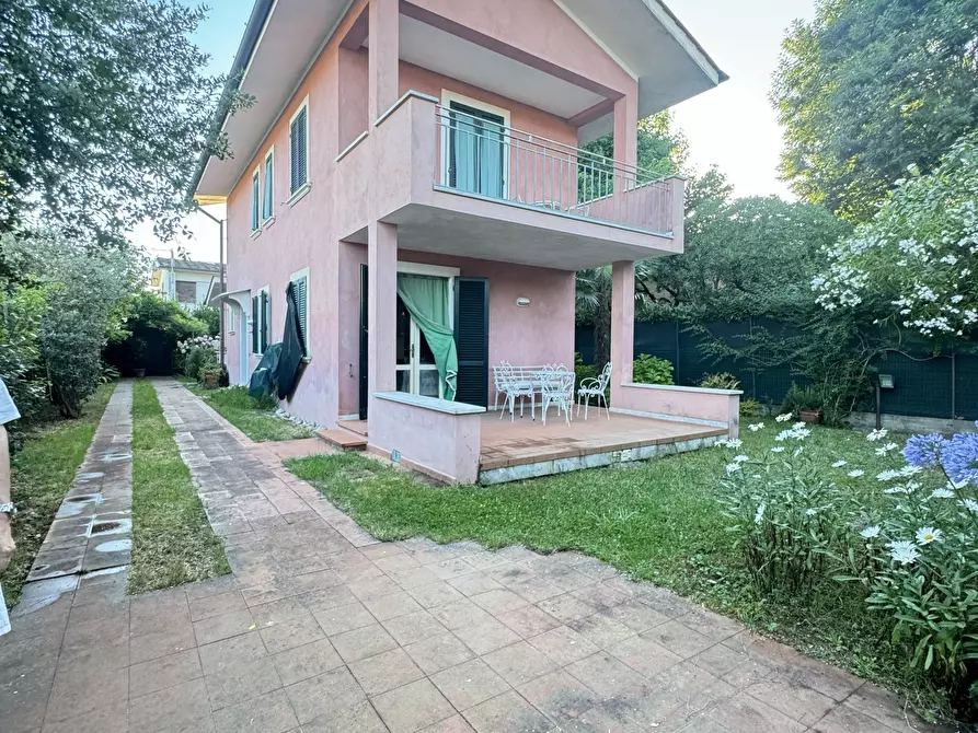 Immagine 1 di Villa in affitto  a Forte Dei Marmi