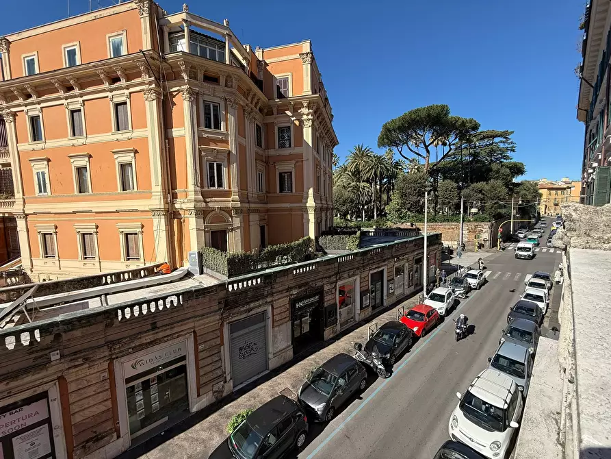 Immagine 9 di Pentalocale in vendita  in Via Salaria 126 a Roma