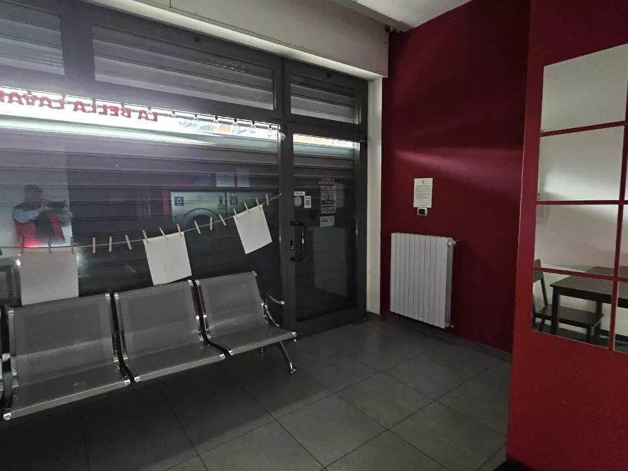 Immagine 9 di Locale commerciale in vendita  a Peschiera Borromeo