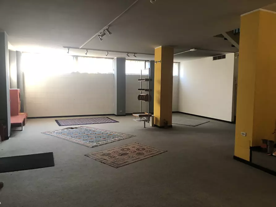 Immagine 9 di Magazzino in vendita  in Piazza XXV Aprile a Lodi