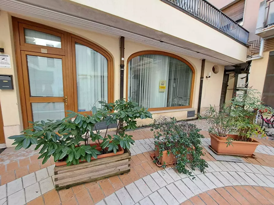 Immagine 1 di Locale commerciale in vendita  a Rovigo