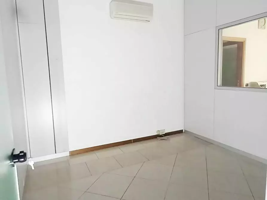 Immagine 11 di Locale commerciale in vendita  a Rovigo