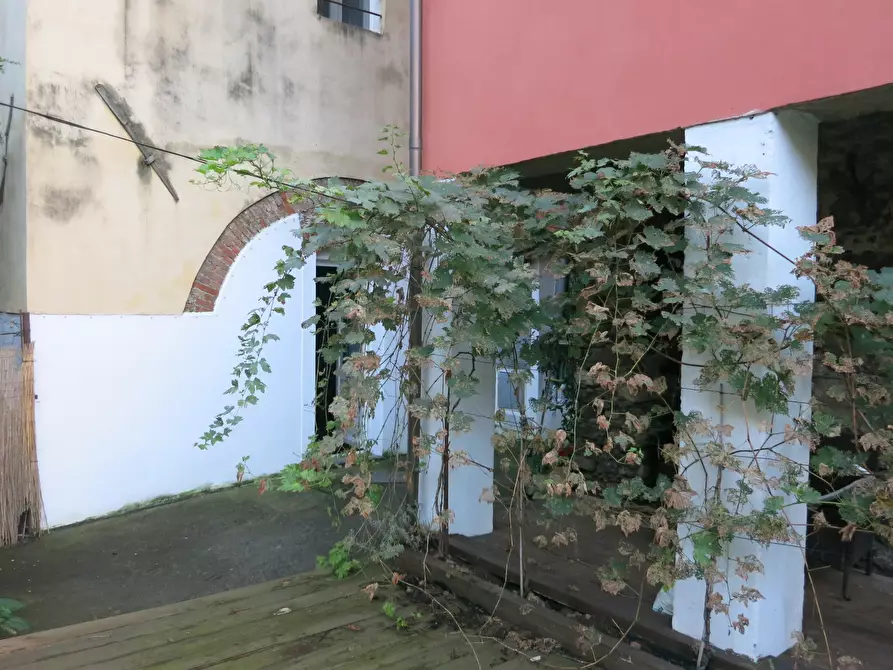 Immagine 17 di Showroom in vendita  a Sarzana