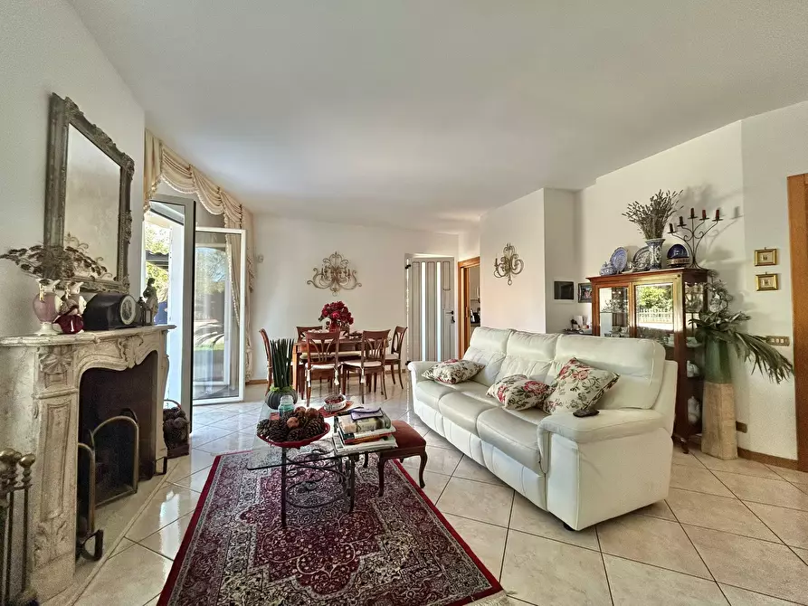 Immagine 29 di Pentalocale in vendita  a Fosdinovo