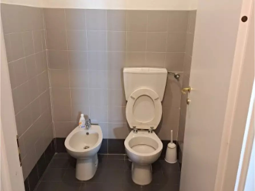 Immagine 10 di Ufficio in affitto  a Sarzana