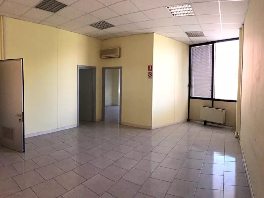 Immagine 3 di Ufficio in vendita  a Sarzana