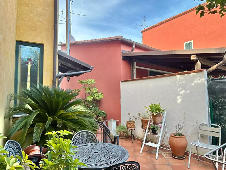 Immagine 8 di Pentalocale in vendita  a Sarzana