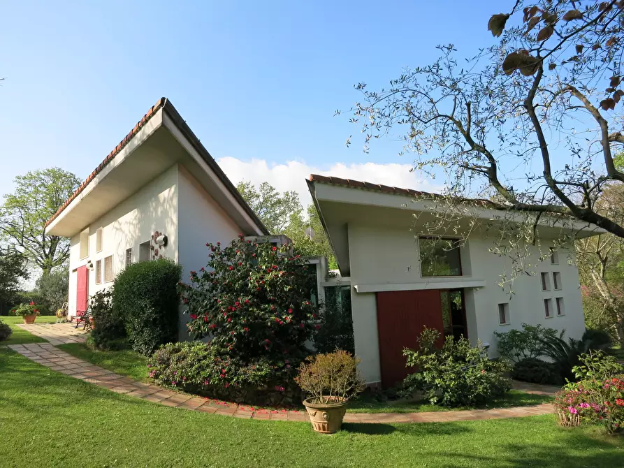Immagine 1 di Villa in vendita  a Sarzana