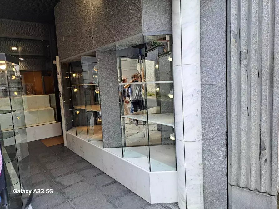 Immagine 6 di Locale commerciale in affitto  a Sarzana