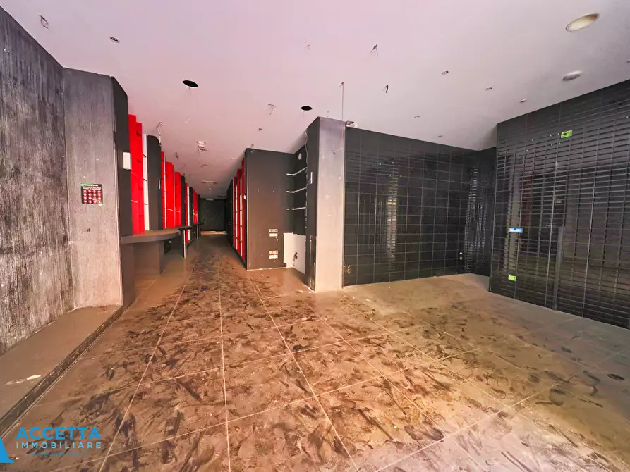 Immagine 12 di Locale commerciale in vendita  in Corso Umberto I 79 a Taranto