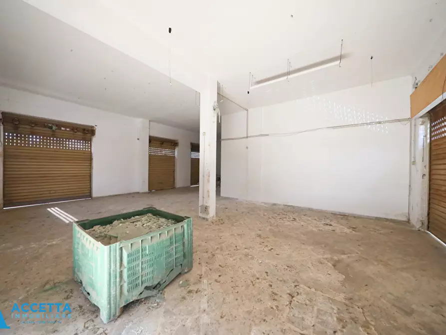 Immagine 10 di Locale commerciale in vendita  in Corso Vittorio Emanuele II 11 a Taranto