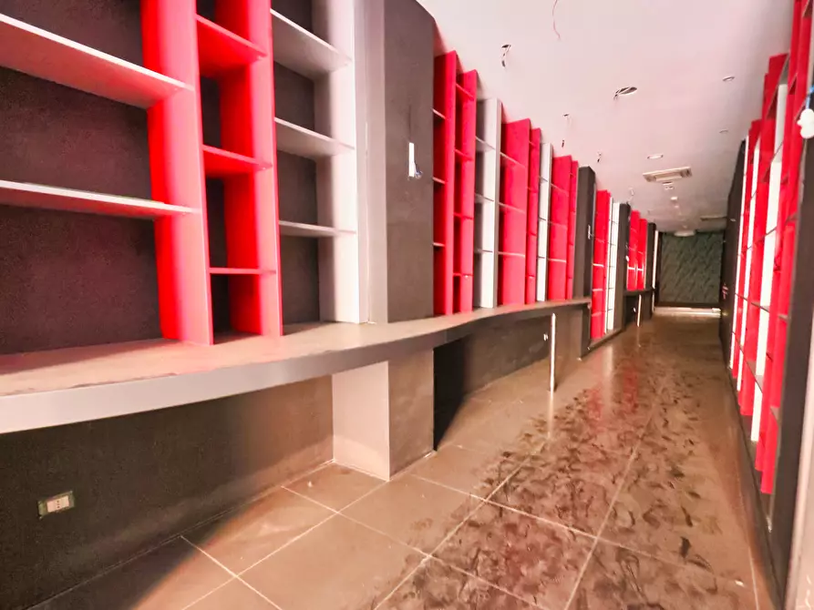 Immagine 11 di Locale commerciale in affitto  in Corso Umberto I 79 a Taranto