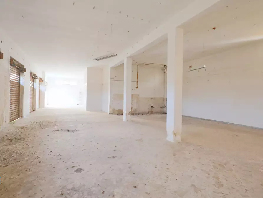 Immagine 21 di Locale commerciale in vendita  in Corso Vittorio Emanuele II 11 a Taranto