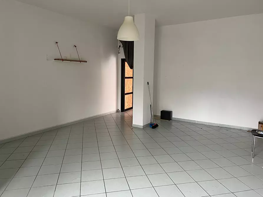 Immagine 8 di Locale commerciale in affitto  in Corso Giuseppe Garibaldi 32 a Baronissi