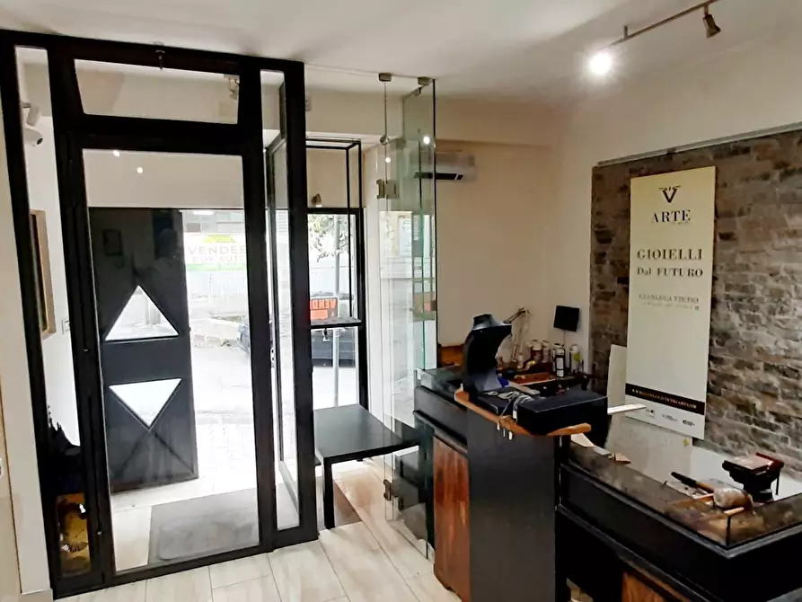 Immagine 11 di Locale commerciale in vendita  in Via Sant'Eremita 27 a Salerno
