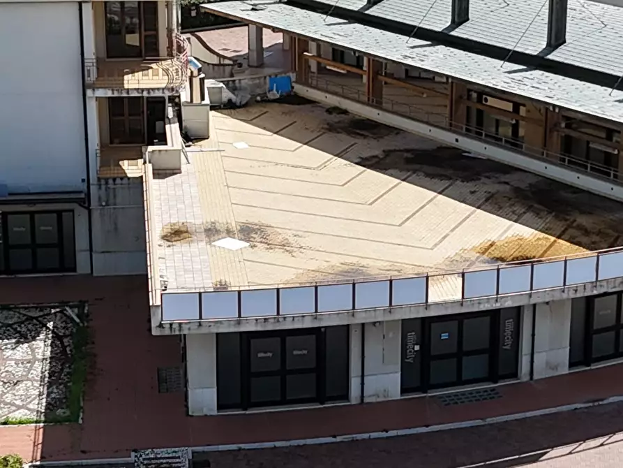 Immagine 3 di Locale commerciale in vendita  in località corno d'oro a Eboli