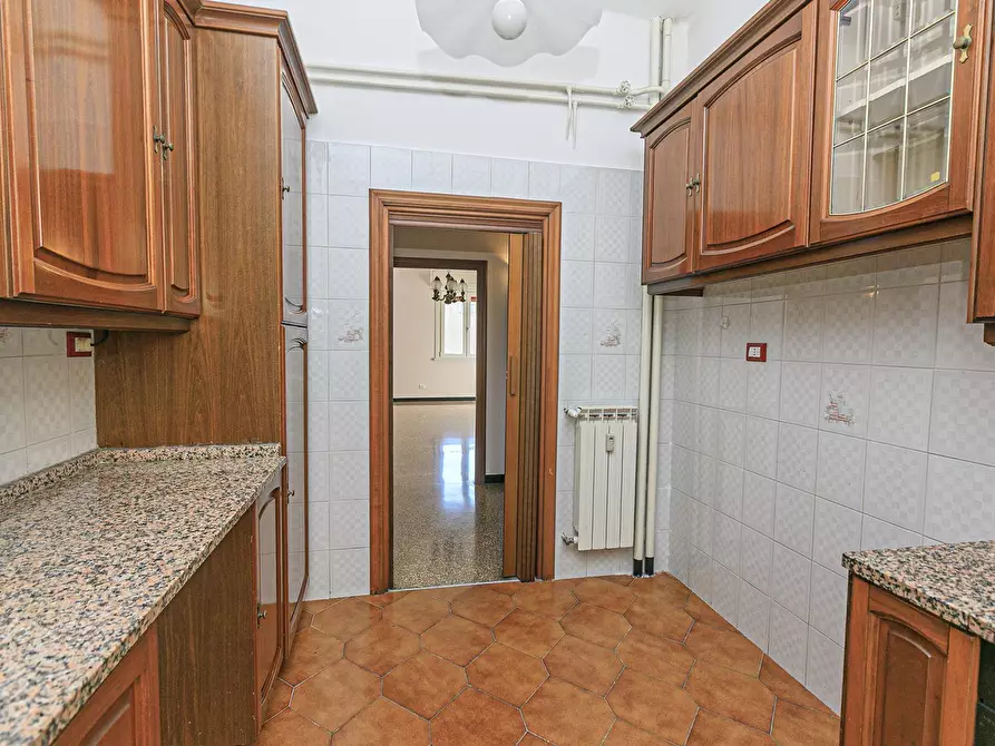 Immagine 11 di Pentalocale in vendita  in Via delle Acacie 10 a Genova