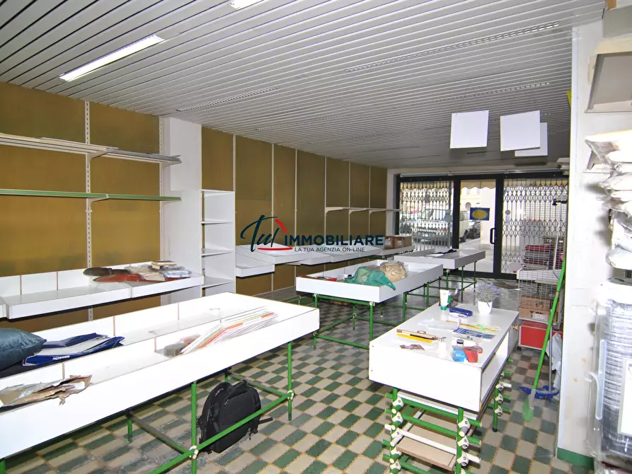 Immagine 19 di Locale commerciale in vendita  in Via del Pettine 5 a Livorno