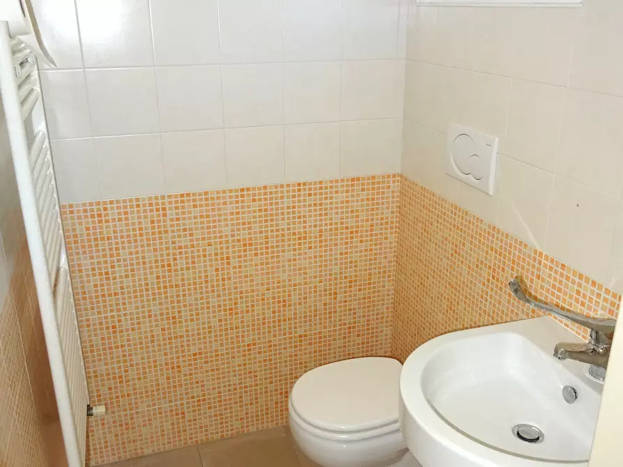 Immagine 13 di Ufficio in vendita  a Senigallia