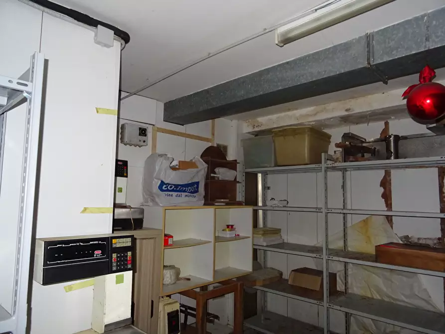 Immagine 4 di Locale commerciale in vendita  a Falconara Marittima