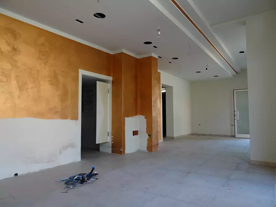 Immagine 3 di Locale commerciale in vendita  a Senigallia