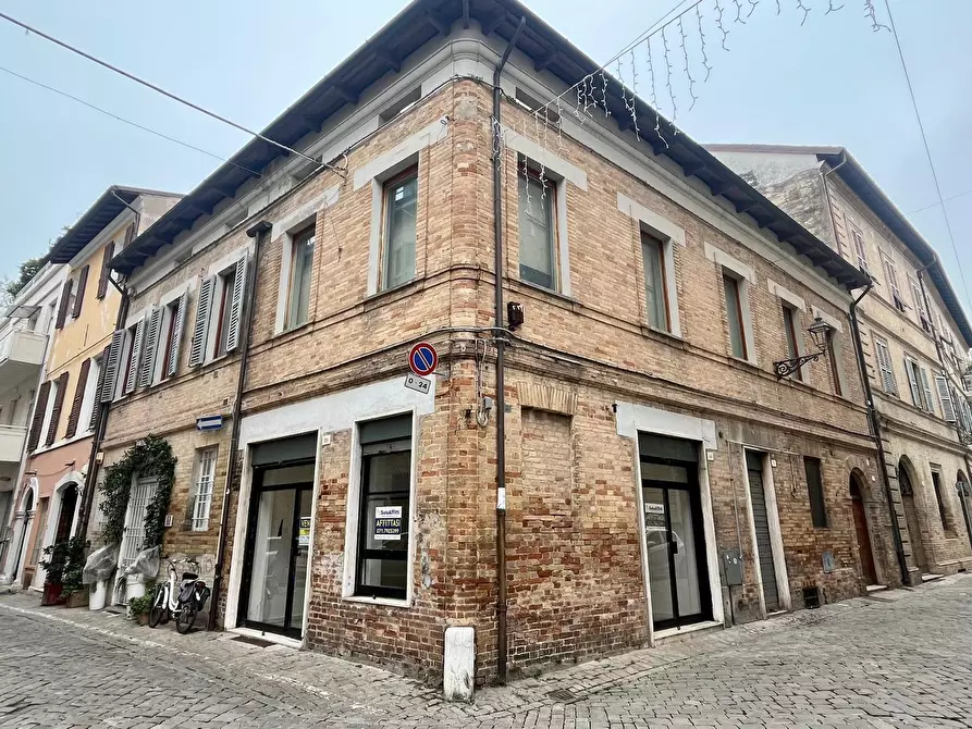 Immagine 1 di Locale commerciale in vendita  a Senigallia