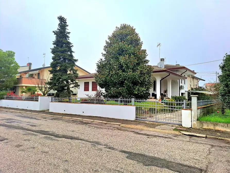 Immagine 18 di Villa in vendita  in Via Filippo Brunelleschi 42 a Rovigo