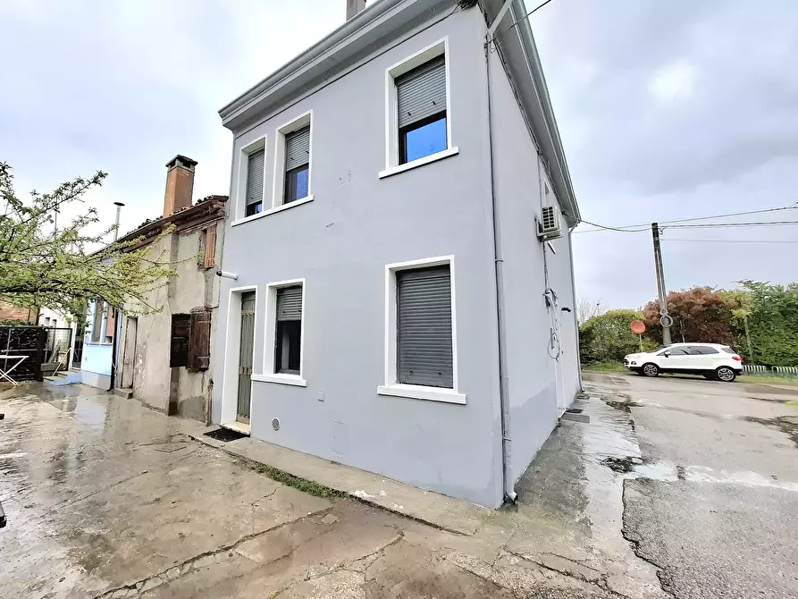 Immagine 1 di Porzione di casa in vendita  in Via Ponte del Merlo 95 a Rovigo