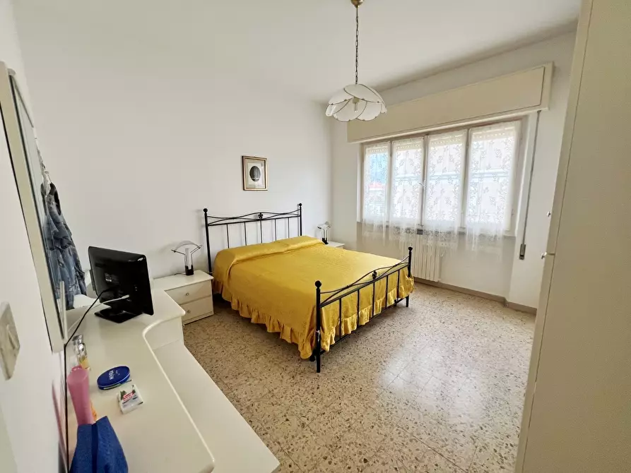 Immagine 10 di Casa trifamiliare in vendita  a Massa