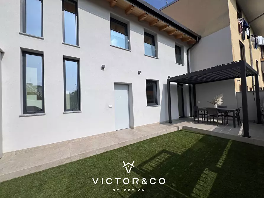 Immagine 1 di Villa in vendita  in Vicolo G. Brustio 1 a Galliate