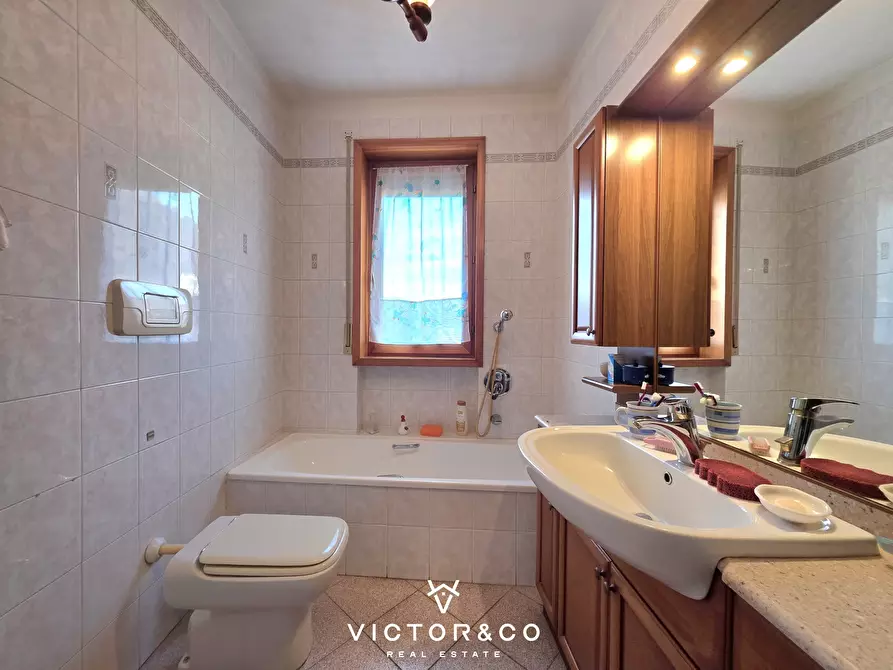 Immagine 18 di Quadrilocale in vendita  in Piazza Nobili de Toma 9 a Omegna