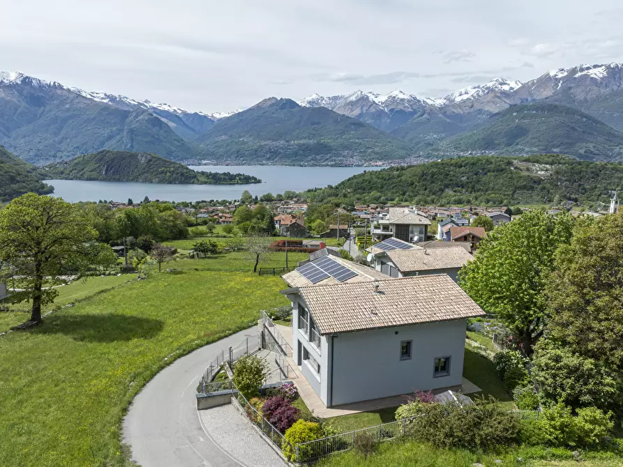 Immagine 1 di Villa in vendita  in Via Colombèe 11 a Colico